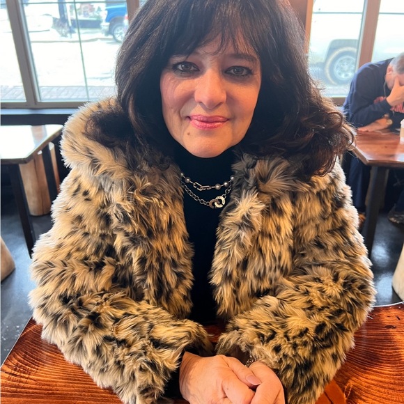 Meet your Posher, Cynthia - Picture 3 of 3